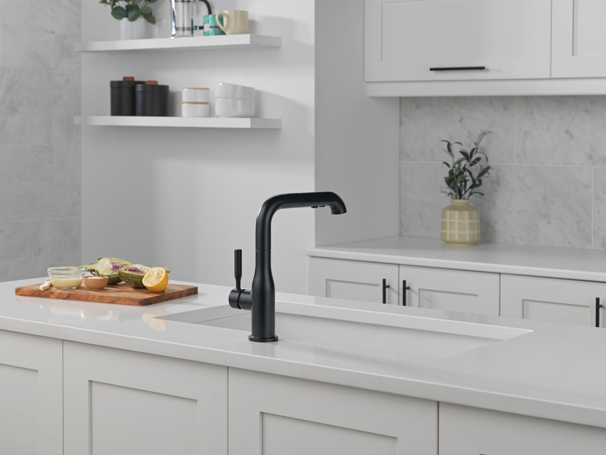 Delta Almari Matte Black Kitchen Faucet with Pull-Out Sprayer, Modern Single Hole Kitchen Sink Faucet, Single Handle, Matte Black 16943-BL-DST